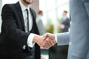 handshake between a business owner and an employee of a digital marketing agency