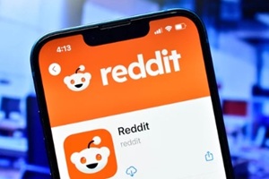 reddit social media application on smartphone